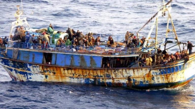 Ακυβέρνητο πλοιάριο με πρόσφυγες έξω από την Κρήτη 