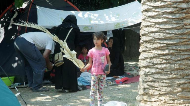 Οι Βρυξέλλες απειλούν με κυρώσεις τις χώρες που αρνούνται να δεχθούν πρόσφυγες από την Ελλάδα και την Ιταλία