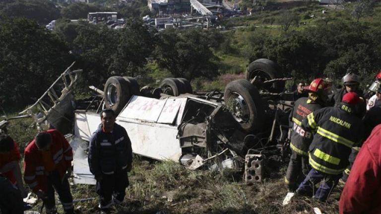 Μεξικό: Τουλάχιστον 12 νεκροί και περισσότεροι από 30 τραυματίες, από την πτώση λεωφορείου σε χαράδρα