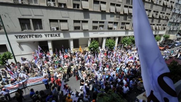 Μικροένταση διαδηλωτών-ΜΑΤ στην πορεία της ΠΟΕΔΗΝ