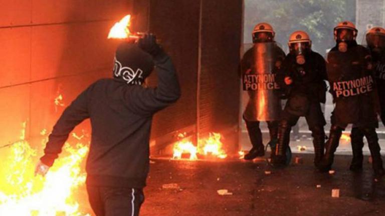 Νέες μάχες μεταξύ αντιεξουσιαστών και αστυνομίας στο κέντρο της Αθήνας