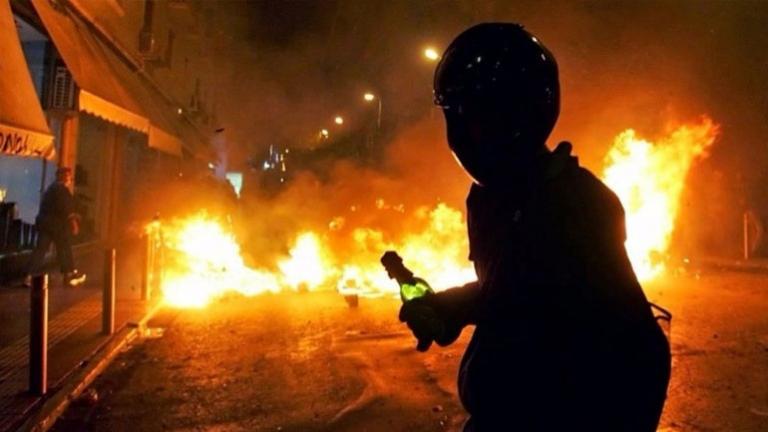 Πόλεμος στα Εξάρχεια – Δεκάδες μολότοφ σε αστυνομικούς – Έβαλαν φωτιές – Έκαψαν αυτοκίνητο