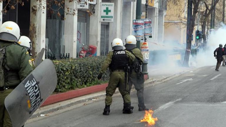 Πέταξαν μολότοφ κατά διμοιρίας των ΜΑΤ