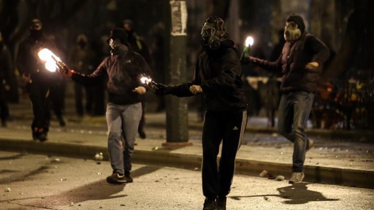 Τα έκαψαν πάλι γύρω από το Πολυτεχνείο οι κουκουλοφόροι