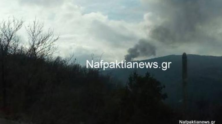 Mάχη δίνει η πυροσβεστική υπηρεσία Ναυπάκτου για να μην επεκταθεί η πυρκαγιά