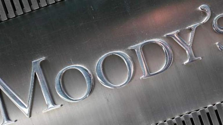 Στο "σφυρί" βγάζει την Ελλάδα η Moodys' Investor Service