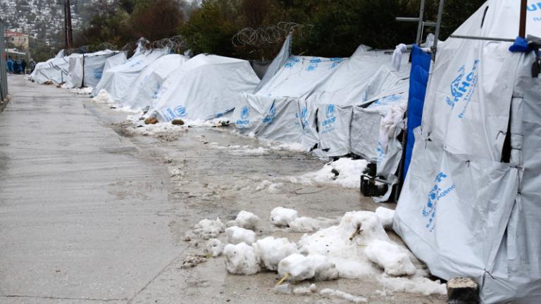 Μυτιλήνη: Προστατευτικά πάνελ για τις σκηνές του καταυλισμού μεταφέρθηκαν με C130