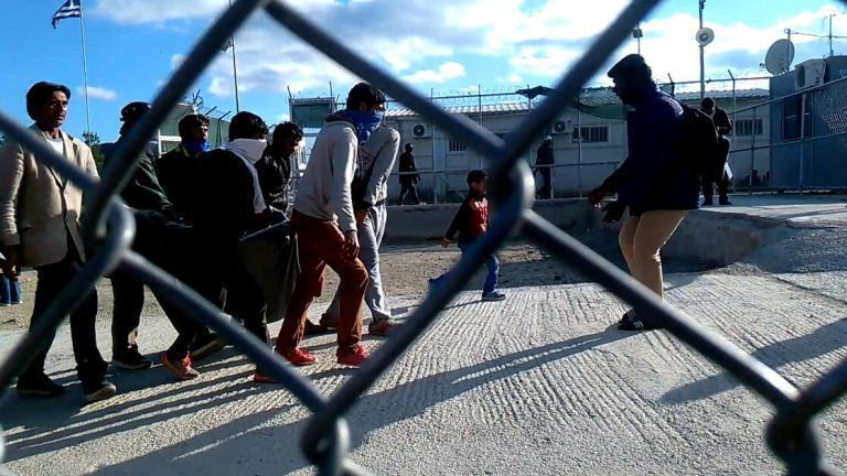 Πανηγυρίζουν οι πρόσφυγες μετά από φήμες για άνοιγμα των συνόρων 