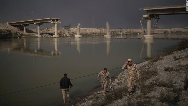 Οι ιρακινές στρατιωτικές δυνάμεις κατέλαβαν σημαντική γέφυρα στη Μοσούλη