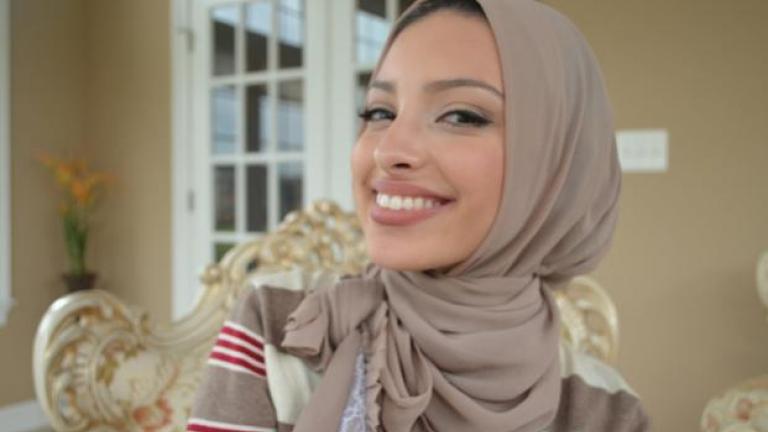 Μια μουσουλμάνα με μαντήλα στο Playboy