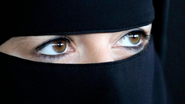 Υπέρ της απαγόρευσης της μπούρκας και του μπουρκίνι οι Βρετανοί 