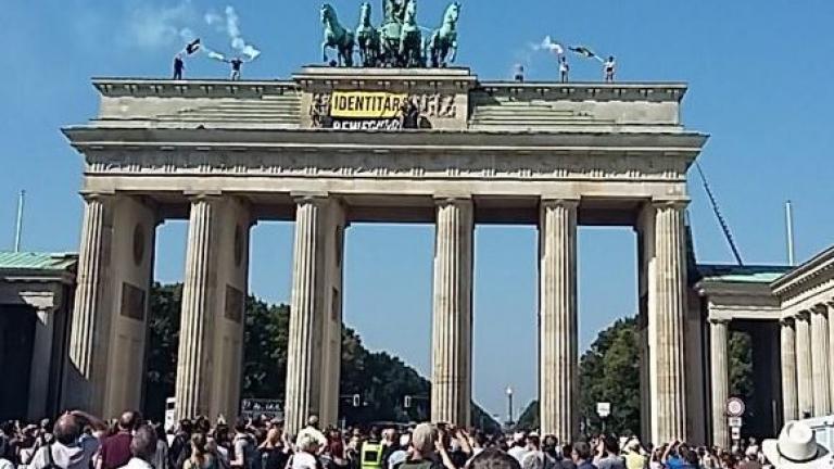 Γερμανοί ακροδεξιοί σκαρφάλωσαν στην Πύλη του Βρανδεβούργου και κρέμασαν πανό κατά των προσφύγων (ΦΩΤΟ)