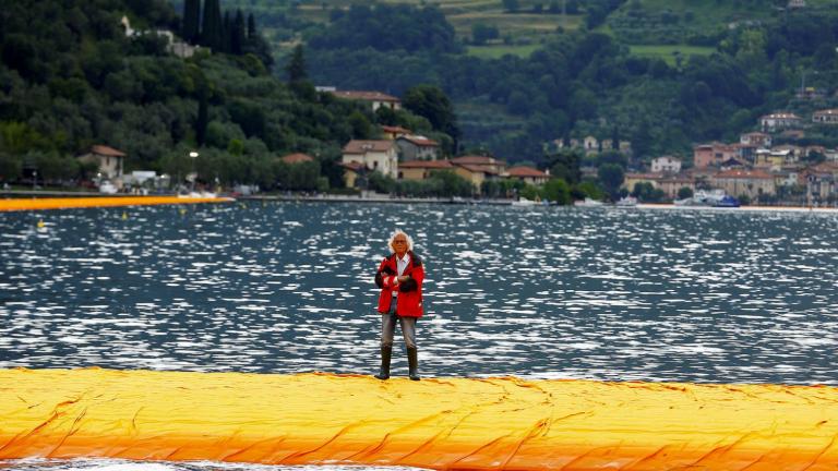 Περπατώντας πάνω στο νερό για 16 μέρες στη λίμνη Ιζέο