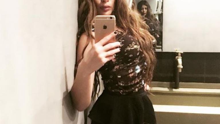 Η πρώτη σέξι φωτογραφία της Μίνας Αρναούτη μετά το ατύχημα με σούπερ στενό φόρεμα