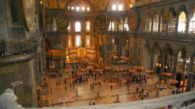 Πάσχα 2016: Σάλος για τις εφόδους σε χριστιανικούς ναούς της Κωνσταντινούπολης