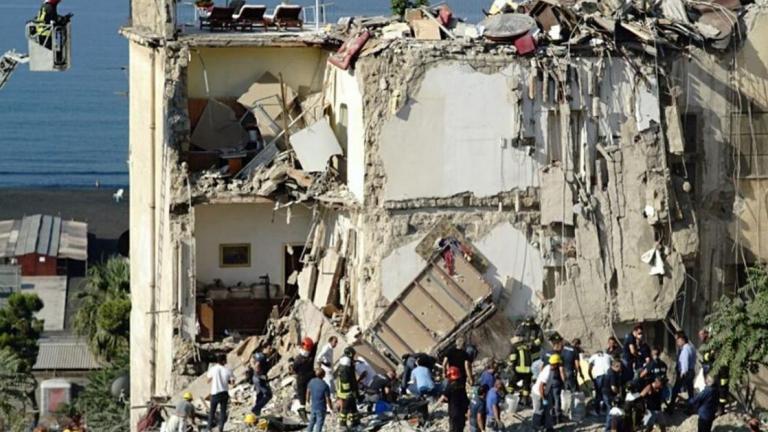 Ιταλία: Οκτώ αγνοούμενοι από κατάρρευση πολυκατοικίας έξω από τη Νάπολη