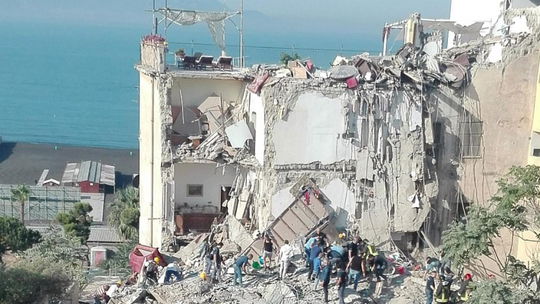 Ιταλία: Εντοπίστηκαν νεκροί στα συντρίμμια κτιρίου που κατέρρευσε κοντά στη Νάπολη
