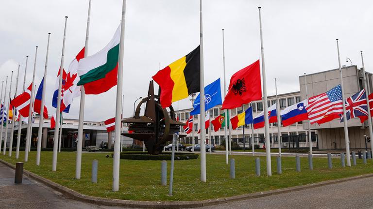 Το ΝΑΤΟ προειδοποιεί: ΗΠΑ και Ευρώπη πρέπει να προχωρήσουν μαζί