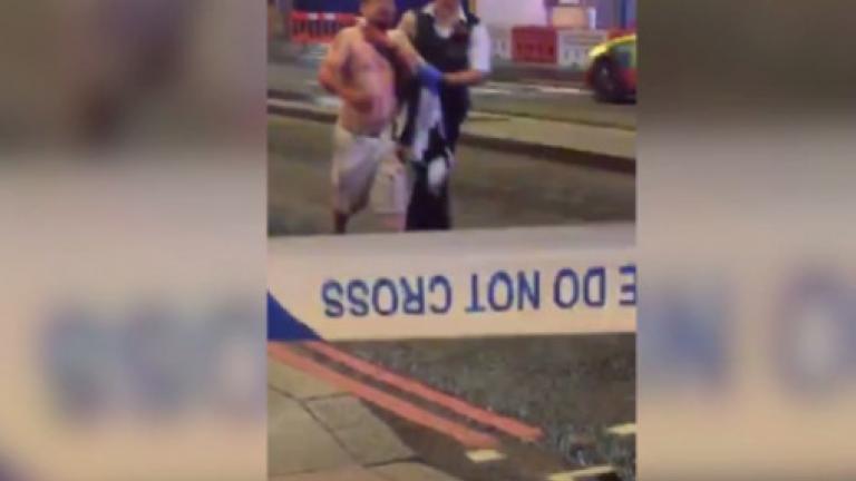 Επίθεση στο Λονδίνο: Η στιγμή που μεταφέρεται δημοσιογράφος με τραύμα από μαχαίρι στον λαιμό (ΒΙΝΤΕΟ)