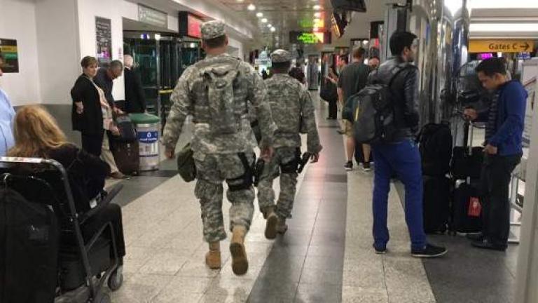 Στρατός στο αεροδρόμιο “Λαγκουάρντια” της Νέας Υόρκης – Εκκενώθηκε τερματικός σταθμός λόγω ύποπτου οχήματος- Video, φωτογραφίες