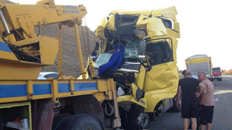 Σφοδρή σύγκρουση φορτηγών στην Εθνική Θεσσαλονίκης Σερρών - Νεκρός ο ένας οδηγός