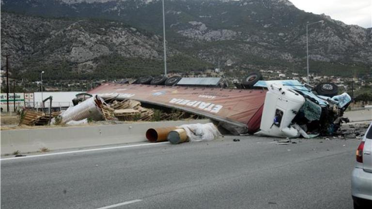 Κλειστό το ρεύμα προς Λαμία λόγω σφοδρής σύγκρουσης βαρέων οχημάτων- Σε εξέλιξη επιχείρηση απεγκλωβισμού οδηγού του ενός οχήματος