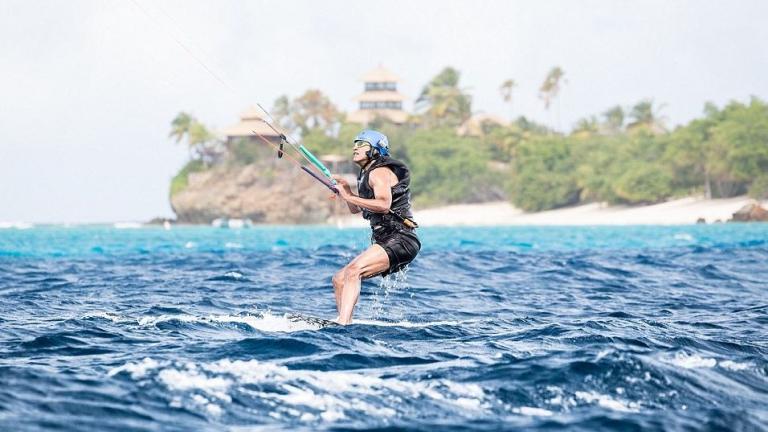 Ο Μπάρακ Ομπάμα μαθαίνει Kitesurf στην Καραϊβική (ΦΩΤΟ&ΒΙΝΤΕΟ)