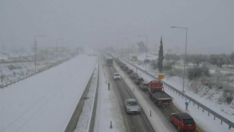 Κακοκαιρία: Απεγκλωβίστηκαν όλοι οι οδηγοί στην Κορίνθου Πατρών 