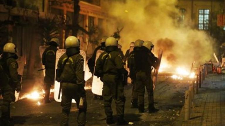 Διπλή επίθεση νεαρών τα ξημερώματα εναντίον της διμοιρίας των ΜΑΤ στην Χαριλάου Τρικούπη