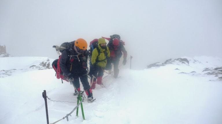 Συνεχίζεται η επιχείρηση διάσωσης 30χρονου ορειβάτη εν μέσω χιονοθύελλας στον Όλυμπο