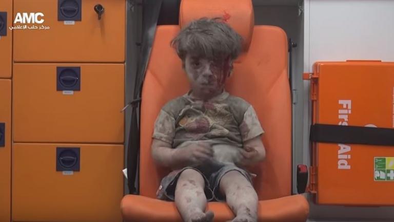 Μια εικόνα χίλιες λέξεις: Το σιωπηλό βλέμμα του 5χρονου Ομάρ που σώθηκε από την αεροπορική επιδρομή στο Χαλέπι