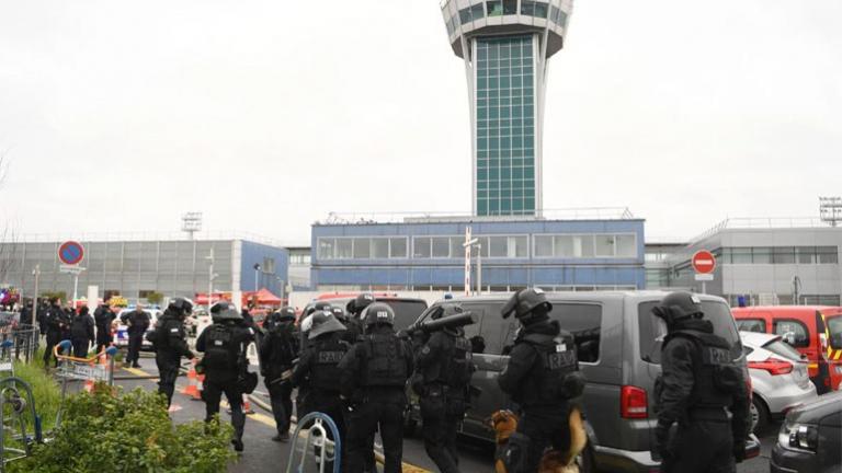 Πυροβολισμοί στο αεροδρόμιο Ορλί - Ενας άνδρας σκοτώθηκε μετά την υφαρπαγή όπλου από στρατιωτικό