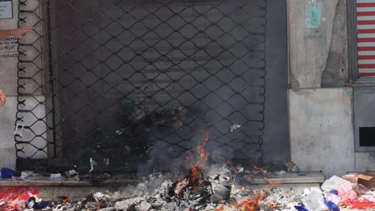 Ένταση στο υπουργείο Εσωτερικών - Επίθεση διαδηλωτών κατά του προέδρου της ΚΕΔΕ