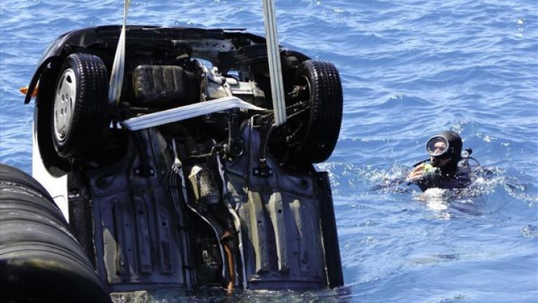 Νεκρός ανασύρθηκε από ιδιώτη δύτη ένας άνδρας 41 ετών περίπου, όταν το ΙΧ αυτοκίνητό του υπο αδιευκρίνιστες συνθήκες έπεσε στη θάλασσα στην περιοχή Αγ.Παρασκευή στη Σάμη Κεφαλληνίας