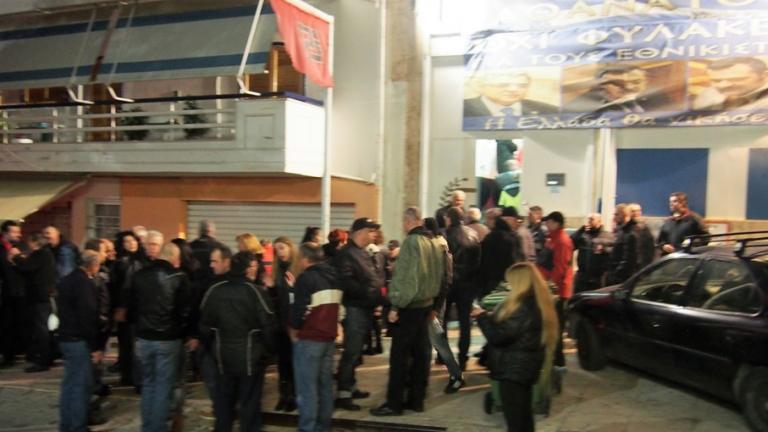 Επίθεση διαδηλωτών στα γραφεία της Χρυσής Αυγής Περάματος και σε σωματείο της ναυπηγοεπισκευαστικής