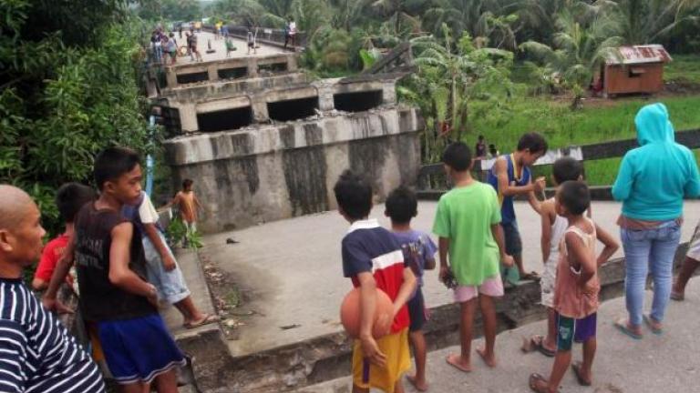 Τουλάχιστον 15 νεκροί και πάνω από 90 τραυματίες από τα 6,5 Ρίχτερ που έπληξαν τις Φιλιππίνες (ΦΩΤΟ)