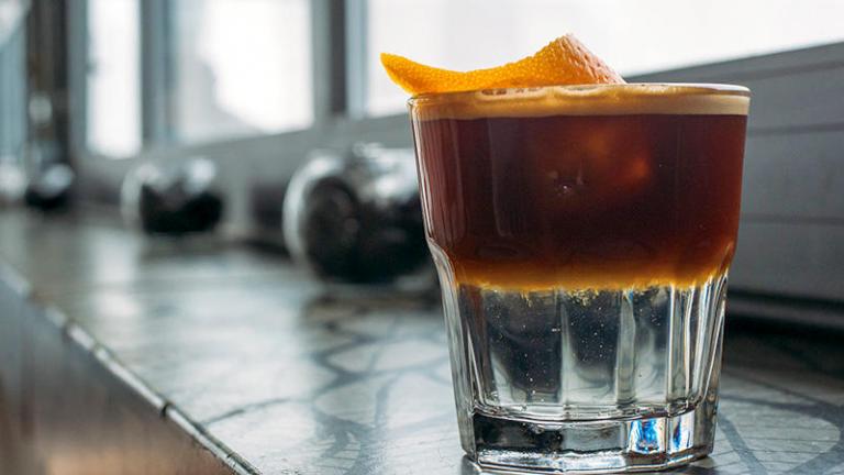 Espresso tonic: Δείτε πως θα φτιάξετε το καλοκαιρινό ρόφημα που κάνει θραύση 