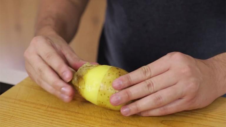 Πώς να ξεφλουδίσετε την πατάτα σε 5 δευτερόλεπτα! (ΒΙΝΤΕΟ)