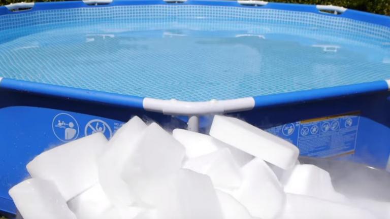 Τι θα γίνει αν ρίξετε 450 κιλά ξηρό πάγο σε μια πισίνα