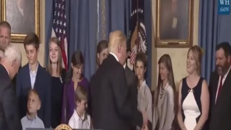 Ο πρόεδρος των ΗΠΑ φαίνεται να αγνοεί επιδεικτικά ένα παιδάκι με αναπηρία που είχε απλώσει το χέρι του να τον χαιρετήσει-Κι όμως... (ΒΙΝΤΕΟ)
