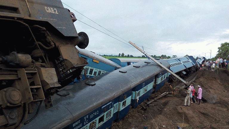 Πακιστάν: Τουλάχιστον 16 είναι οι νεκροί από τη σύγκρουση των δύο τρένων στο Καράτσι