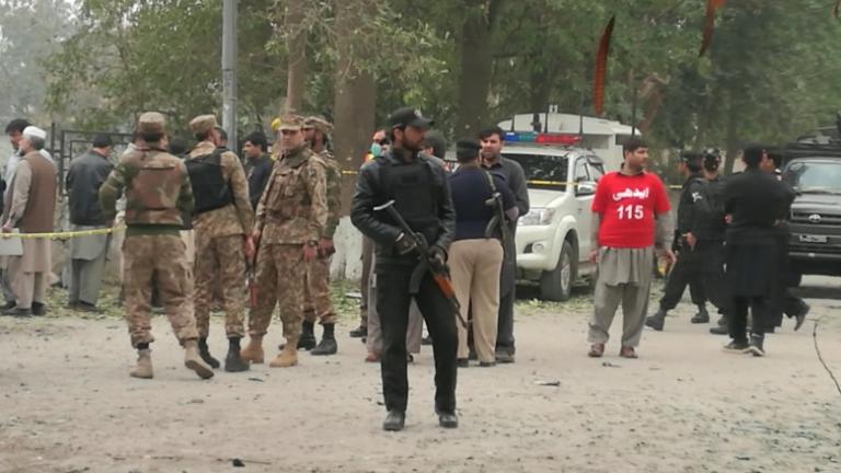 Πακιστάν: Τουλάχιστον 72 νεκροί και δεκάδες τραυματίες από επίθεση βομβιστή - καμικάζι του ISIS σε τέμενος