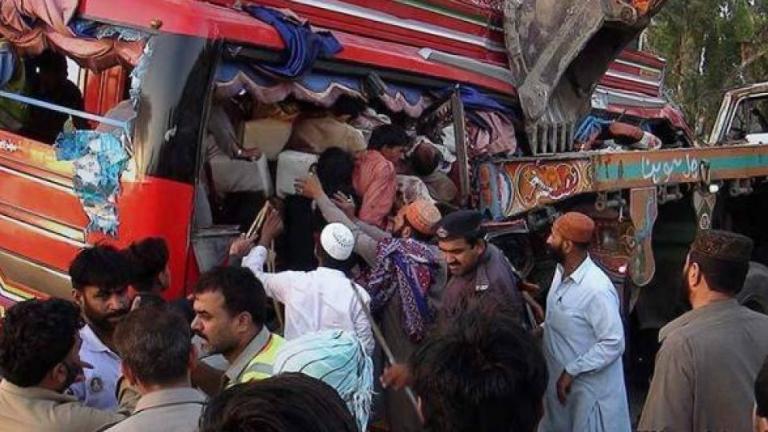 Πακιστάν: Τουλάχιστον 27 νεκροί και περισσότεροι από 50 τραυματίες από τη σύγκρουση δύο λεωφορείων