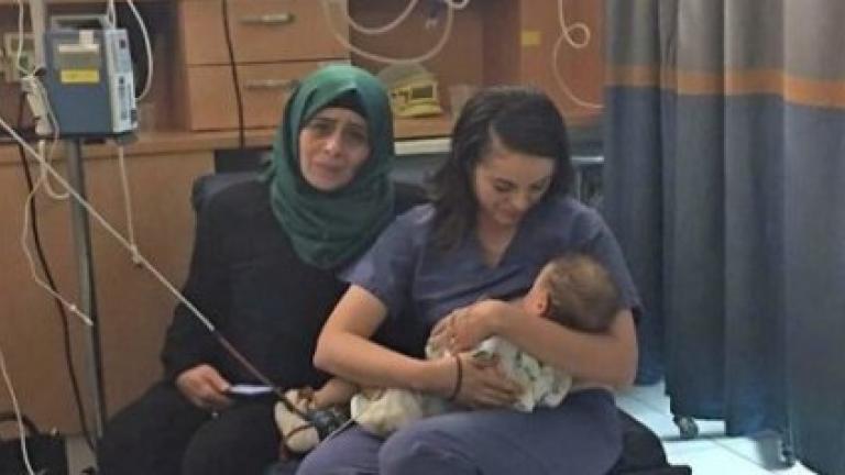 Ισραηλινή θηλάζει μωρό Παλαιστινίων και το σώζει από θάνατο