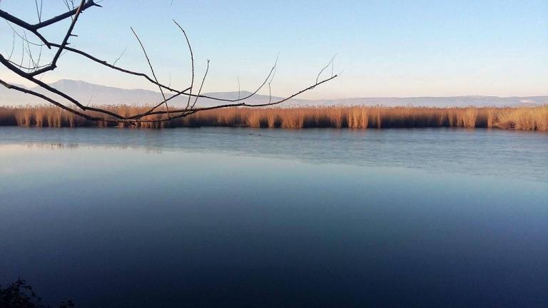 Πάγωσαν τμήματα της λίμνης Παμβώτιδας (Φωτό)