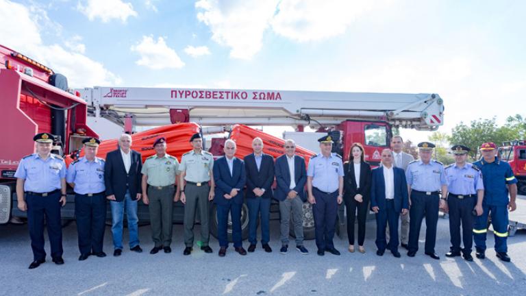 Παρουσία Τόσκα η παραλαβή δύο κάδων δασοπυρόσβεσης για Chinook, χορηγία του Ιδρύματος Λάτση