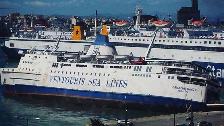 Βυθίζεται πλοίο στο λιμάνι του Πειραιά