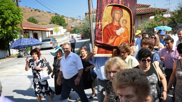 Τρίκαλα: Πιστοί μετέφεραν στις πλάτες τους την εικόνα της Παναγίας παρά τη δυνατή βροχή