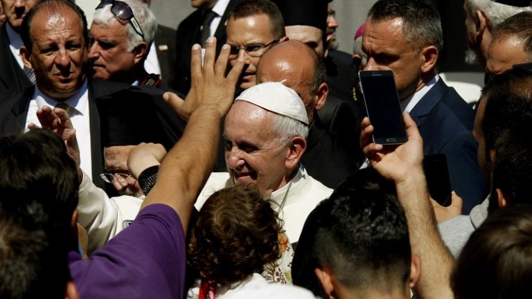 Με 12 πρόσφυγες επιστρέφει ο Πάπας στο Βατικανό