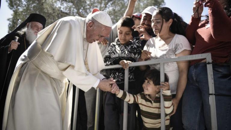 Εύσημα του Πάπα Φραγκίσκου σε Ελλάδα και Ιταλία για τους πρόσφυγες